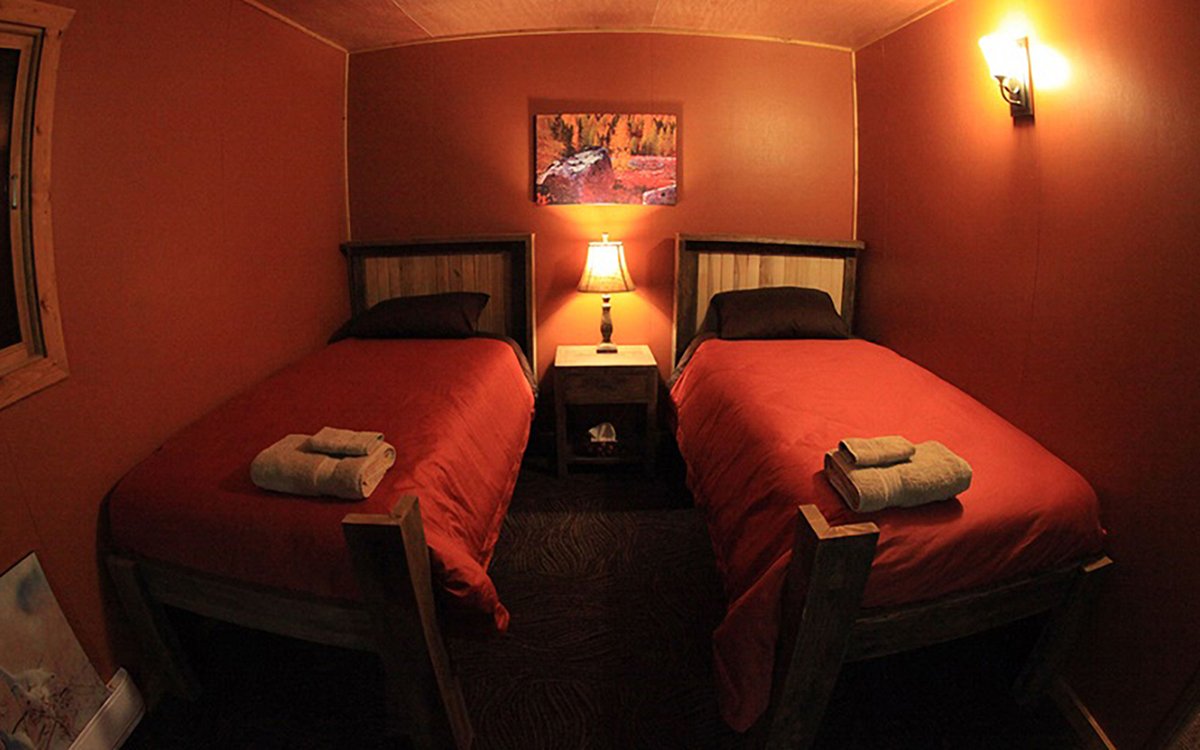 churchillherbst-churchillwildpolarbeartours-titeldymondlakeecolodgezimmer-6