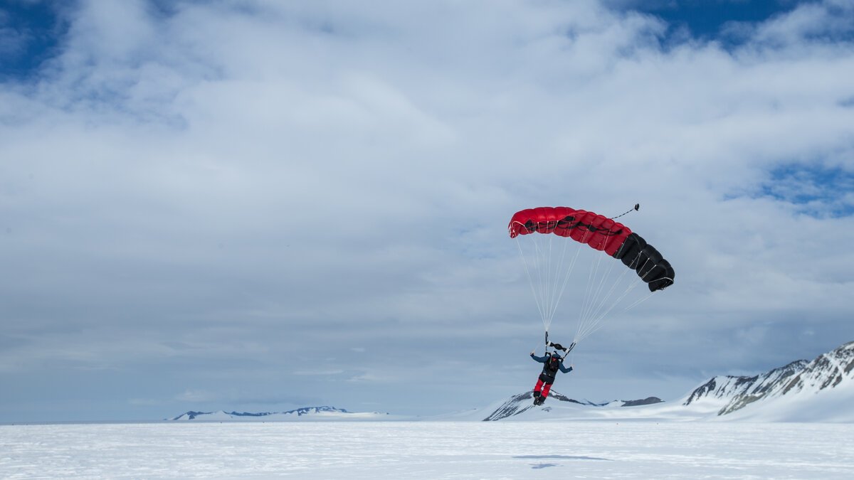 innere-antarktis-skydive-galerie-4-antarctic-logistics-and-expeditions