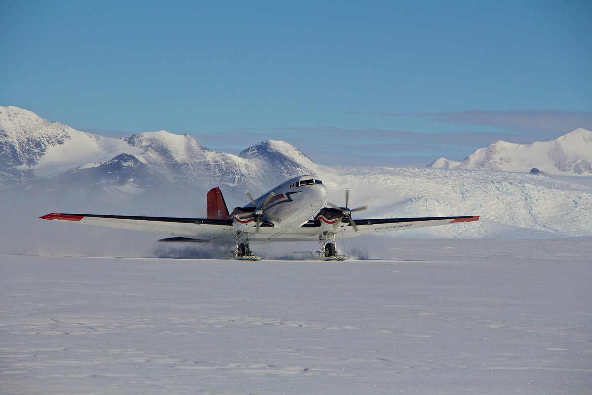 southpole-flights-basler-2-antarctic-logistics-expeditions-Adam-Ungar