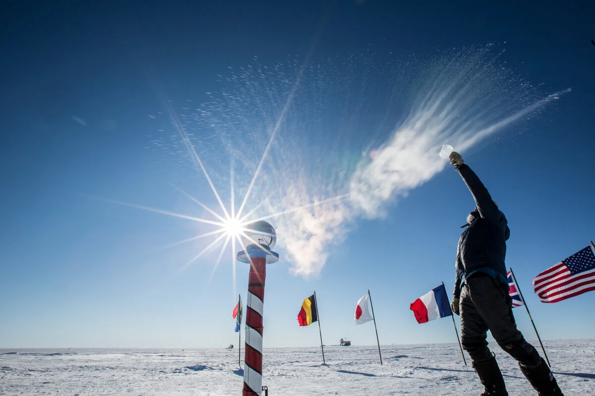 southpole-flights-overnight-4-antarctic-logistics-expeditions-Eric-Larsen