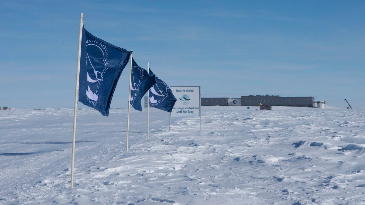 southpole-flights-overnight-three-glaciers-6-antarctic-logistics-expeditions-Iain-Rudkin