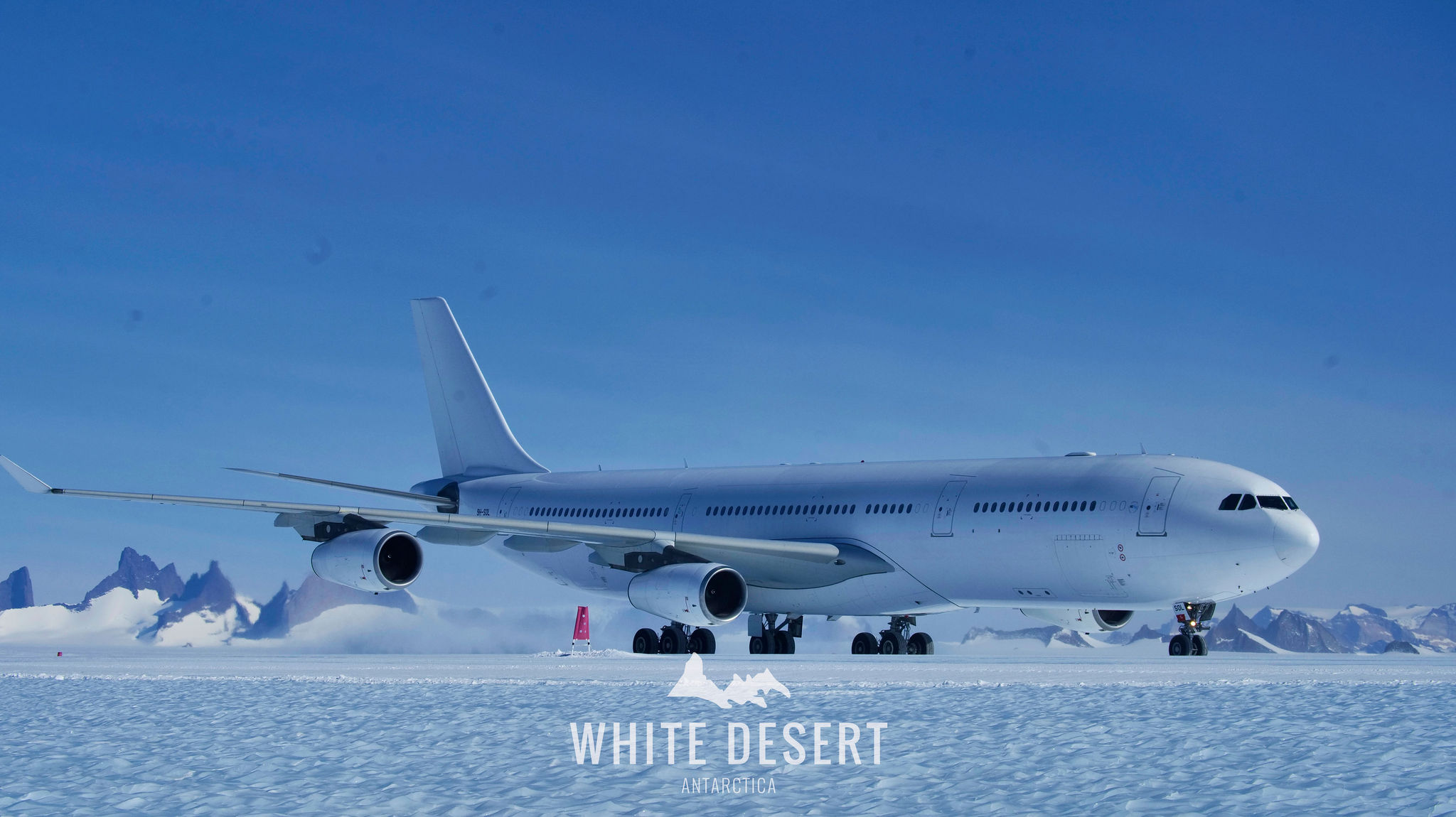 suedpol-kaiserpinguine-flugzeug-2-AIRBUS-A340-300-white-desert-antarctica