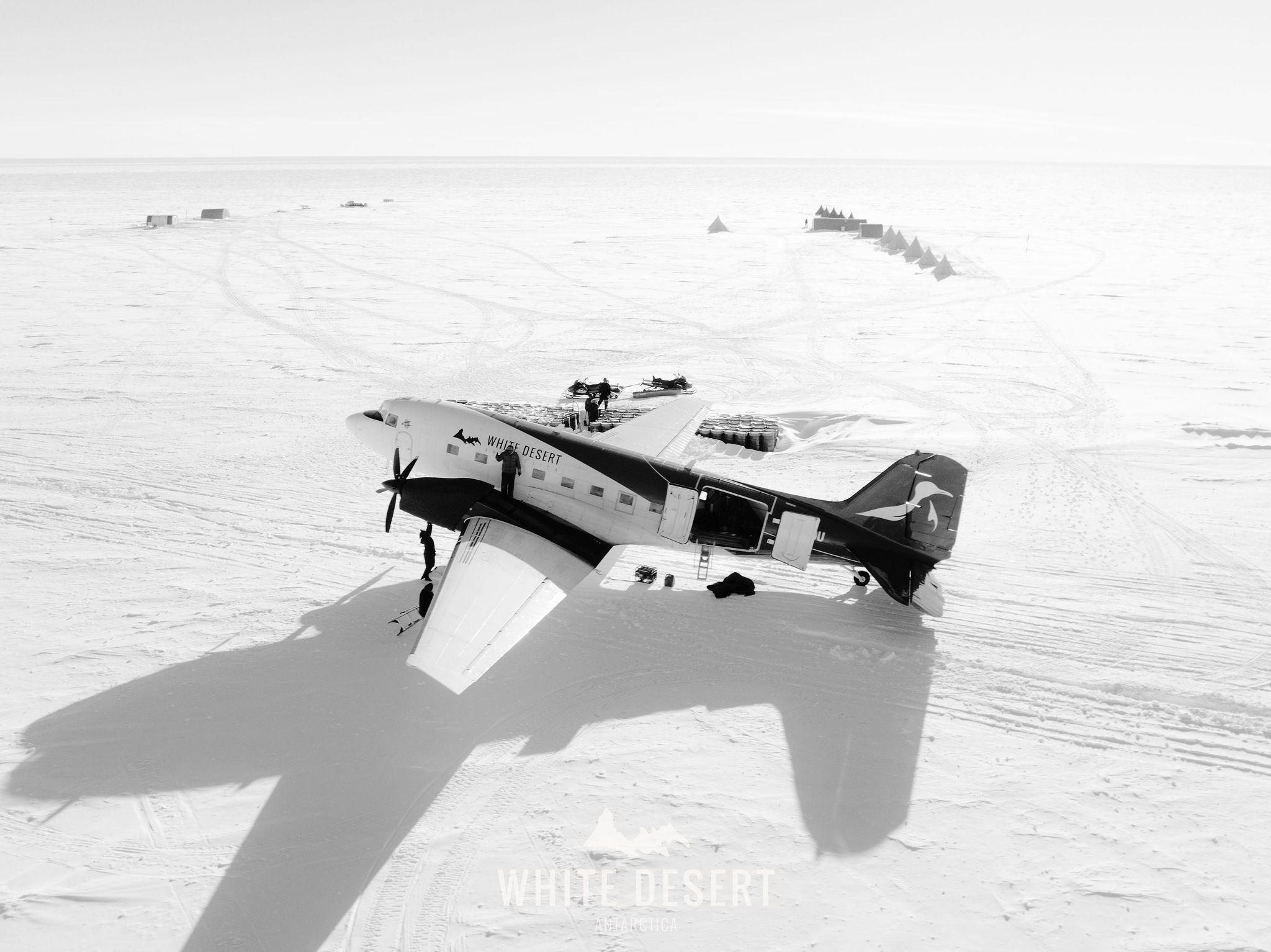 suedpol-kaiserpinguine-flugzeug-2-BASLER-BT-67-white-desert-antarctica