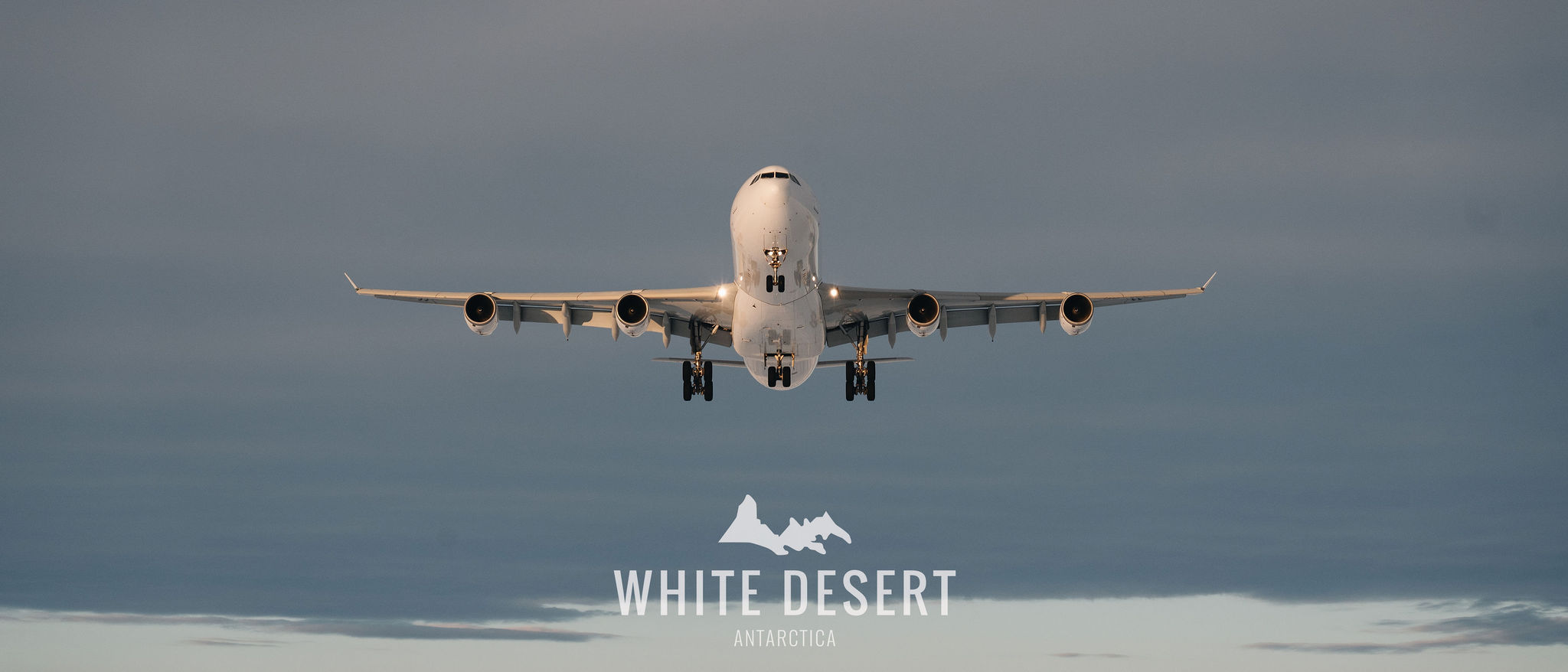 suedpol-kaiserpinguine-flugzeug-3-AIRBUS-A340-300-white-desert-antarctica (1)
