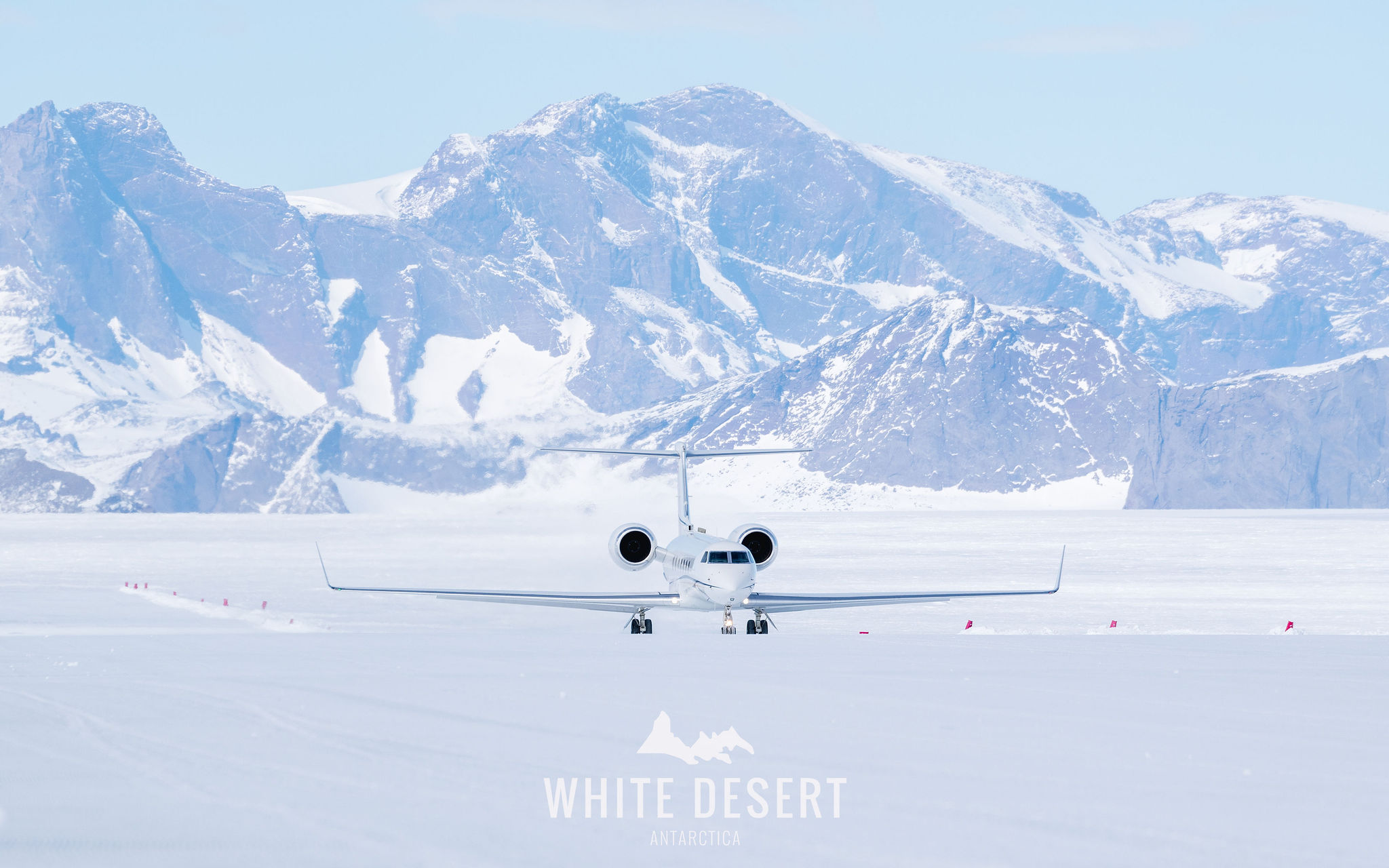 suedpol-kaiserpinguine-flugzeug-4-GULFSTREAM-G550-white-desert-antarctica