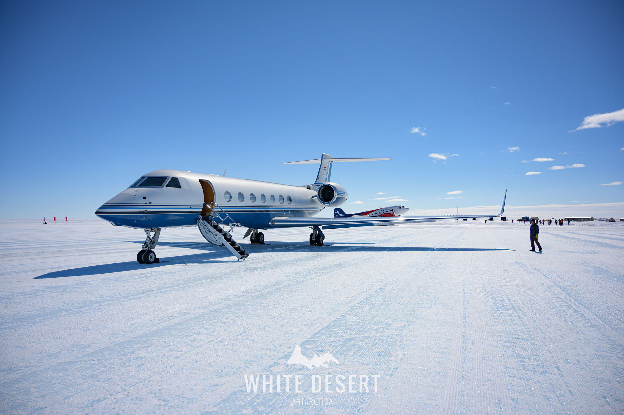suedpol-kaiserpinguine-flugzeug-5-GULFSTREAM-G550-white-desert-antarctica