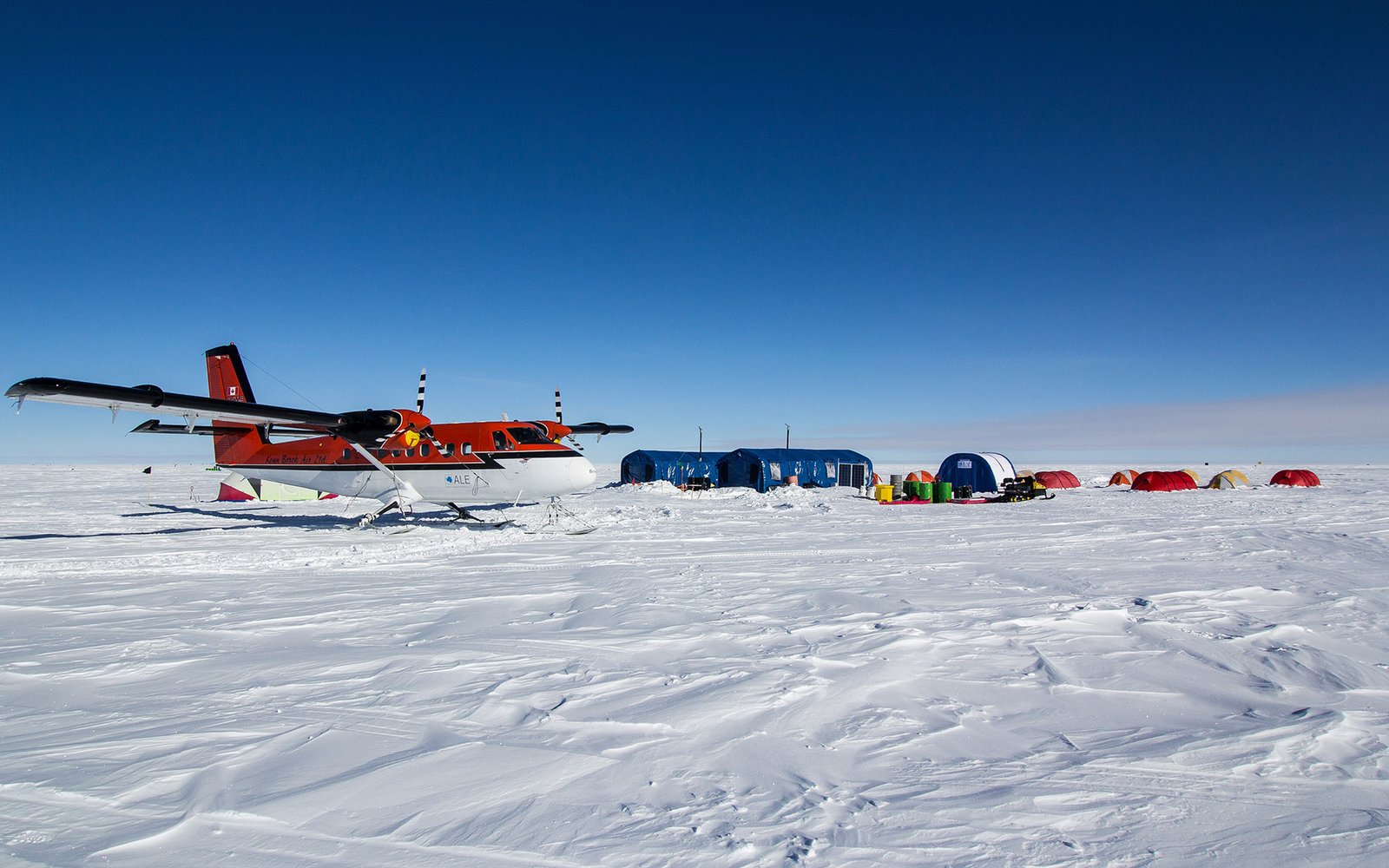 suedpolexchile-basislager-southpolecamp-antarcticlogisticsandexpedition-adamunger-2