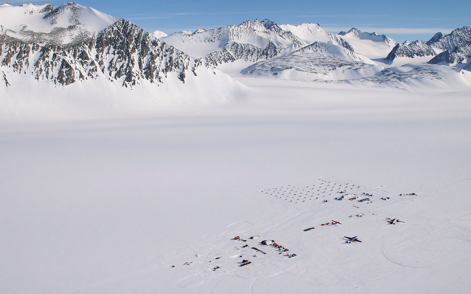 suedpolexchile-basislager-unionglaciarbasecamp-antarcticlogisticsandexpedition-russhepburn-1 (1)