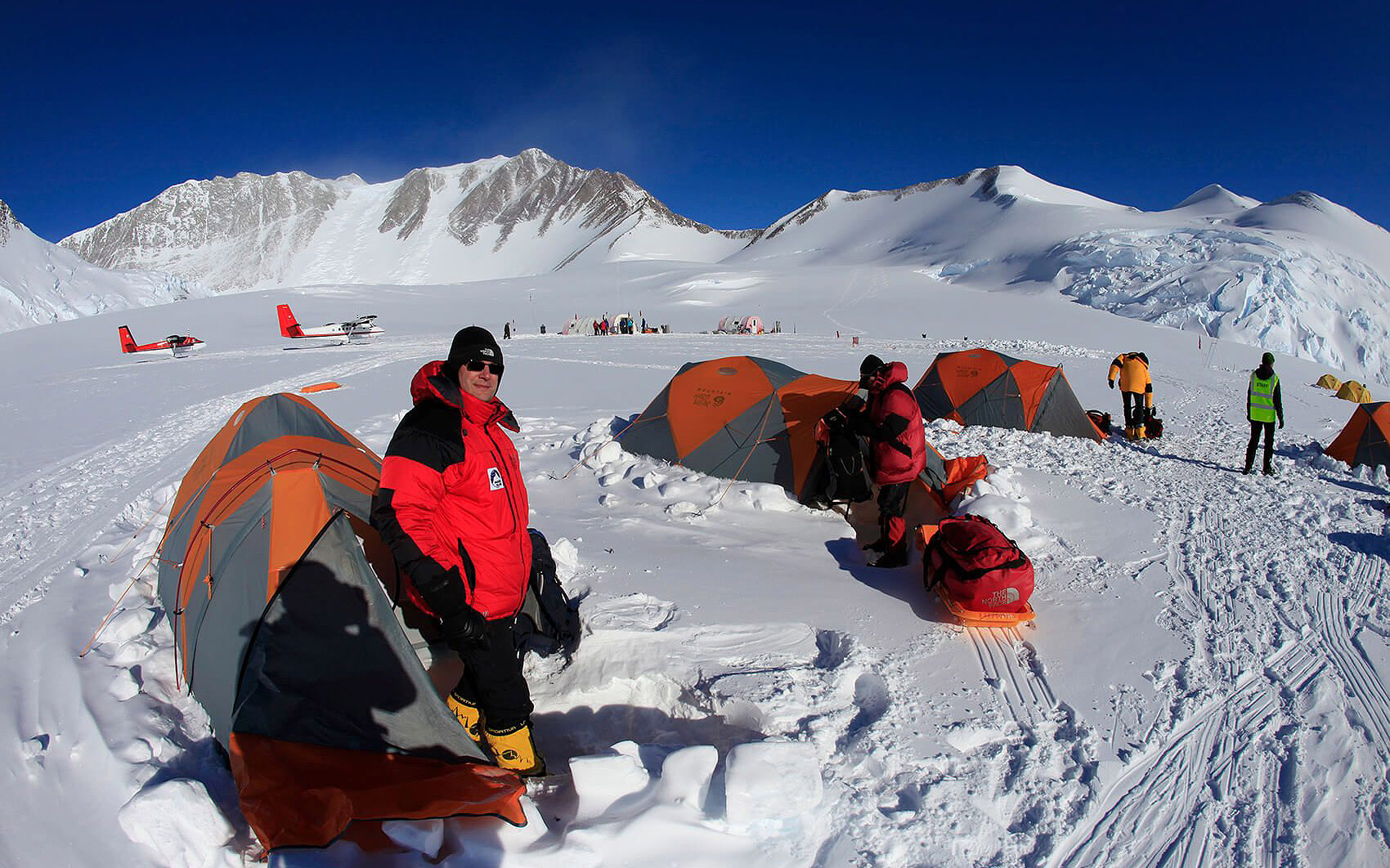 suedpolexchile-basislager-vinsonbasecamp-antarcticlogisticsandexpedition-1