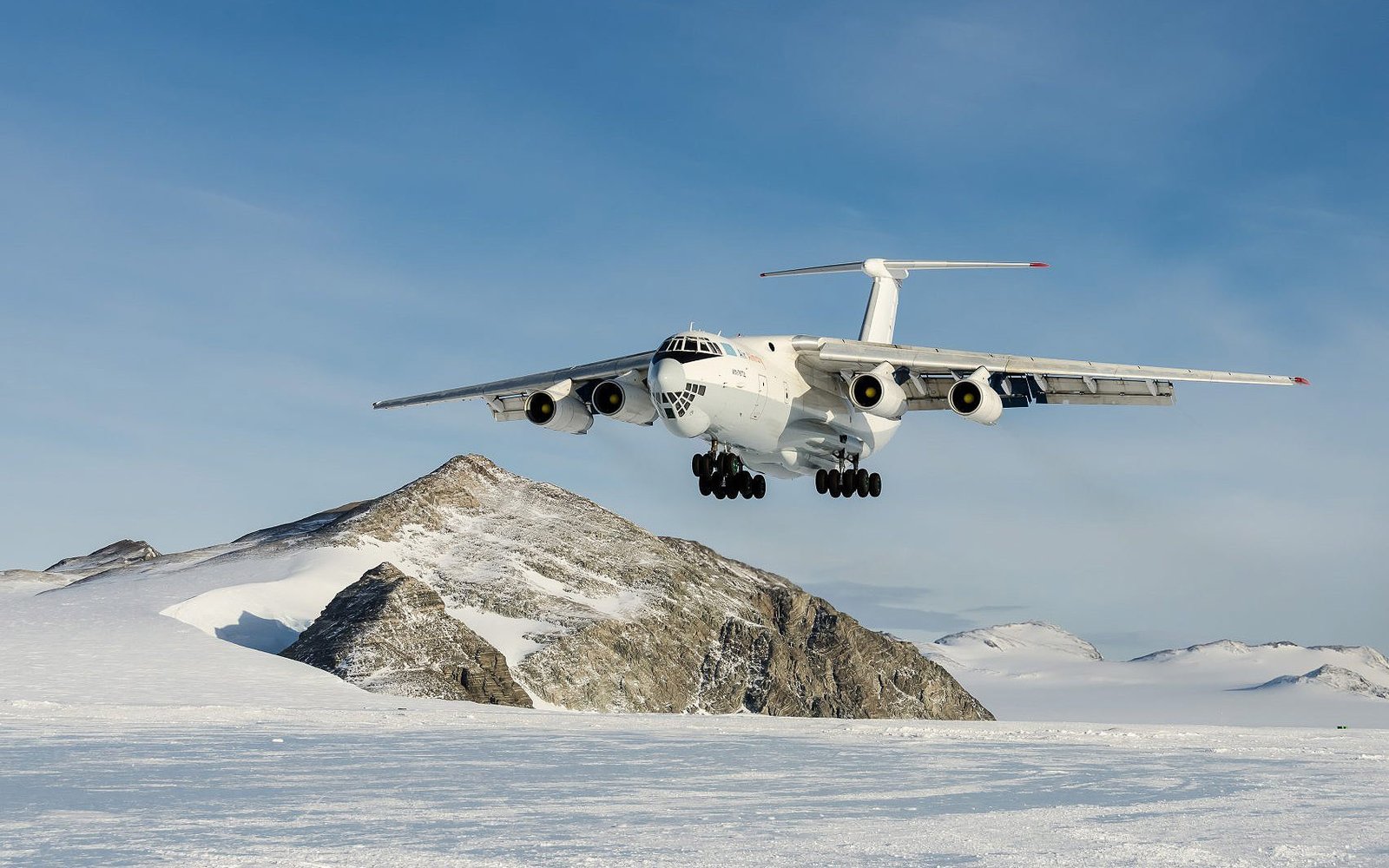 suedpolexchile-flugzeuge-illyushin-antarcticlogisticsandexpedition-bencockwell-1